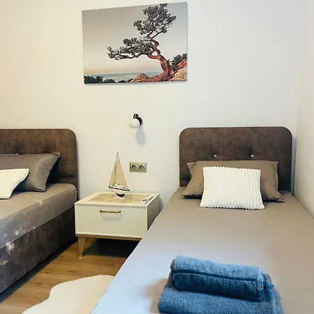 Detelina Bee Happy In Apartment Burgas